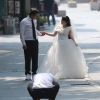 [포토] 코로나19로 한산한 거리…웨딩 촬영하는 커플