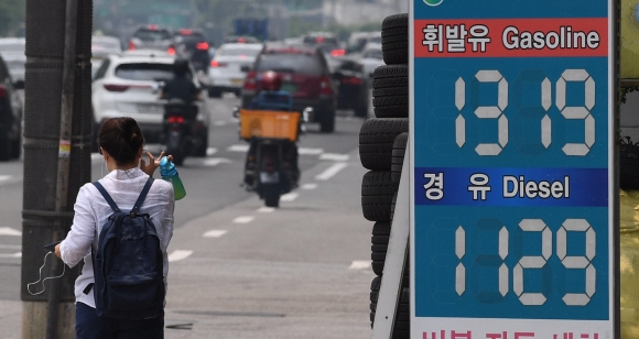 31일 서울 시내 한 주유소에 유가정보가 표시돼 있다. 한국석유공사 유가 정보 서비스 오피넷에 따르면 이달 넷째 주 전국 주유소 주간 단위 휘발유 판매 가격이 18주 만에 상승 전환해 전주 대비 9.8원 오른 ℓ당 1천258.6원을 기록했다. 2020. 5. 31 박윤슬 기자 seul@seoul.co.kr