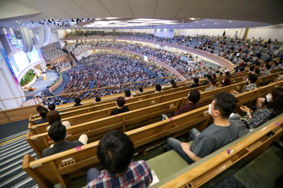 31일 오전 서울 서초구 사랑의교회 본당에서 예배 중인 교인들. 2020.5.31 사랑의교회 제공