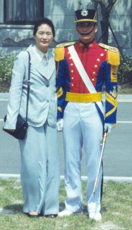 1996년 2월 김훈 중위가 육군사관학교를 졸업하던 때 어머니 신선범씨와 함께 찍은 기념사진. 김훈 중위 가족 제공
