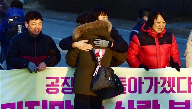 2018년 12월 31일 복직한 노동자들이 평택공장으로 출근하면서 직원들의 환영을 받고 있다. 서울신문 DB