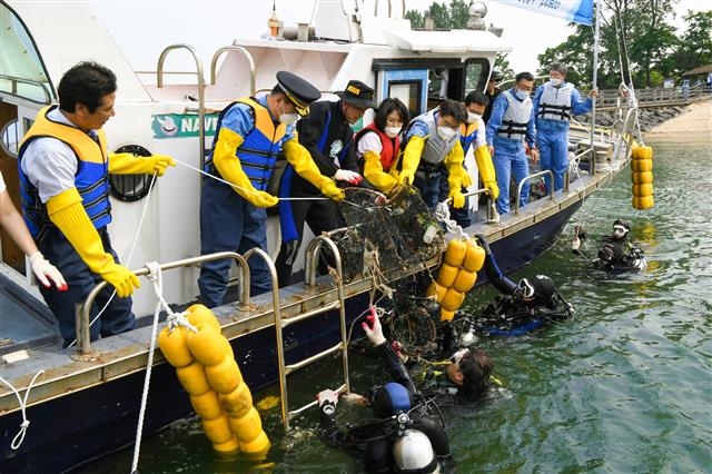 최정우(왼쪽 다섯 번째) 포스코 회장이 클린오션봉사단과 함께 수중 쓰레기를 수거하고 있다.  포스코 제공