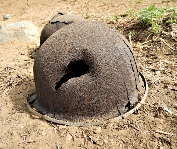 국방부는 강원 철원 비무장지대(DMZ) 화살머리고지에서 지난 4월 국군 전사자 유해발굴 작업을 재개한 이후 지난 30일까지 총 133점의 유해와 1만 4839점의 유품을 발굴했다. 사진은 현장에서 발견된 철모. 국방부 제공