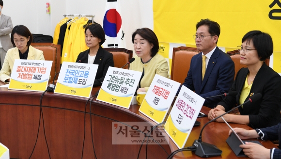 정의당 심상정(왼쪽 세 번째) 대표가 31일 국회에서 열린 당 21대 국회의원 합동 기자회견에서 모두발언을 하고 있다.  이종원 선임기자 jongwon@seoul.co.kr