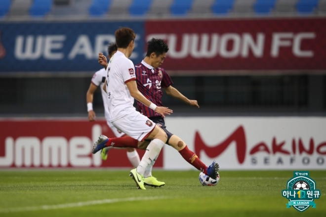 31일 열린 프로축구 K리그2 경기에서 수원FC의 안병준(으론쪽)이 전반 30분 1-1 균형을 맞추는 동점골을 터뜨리고 있다. 한국프로축구연맹 제공