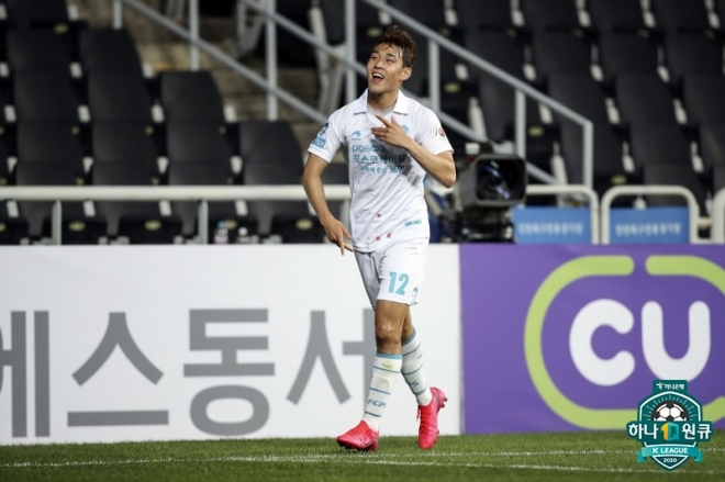 포항 스틸러스의 송민규가 31일 인천과의 K리그1 경기에서 올해 첫 골을 기록한 뒤 기뻐하고 있다. 한국프로축구연맹 제공