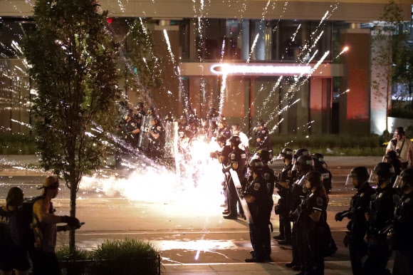백악관 부근에서 시위대와 대치하는 경찰 병력