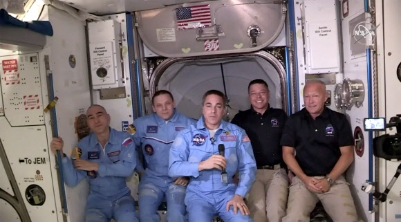 지난 30일(이하 현지시간) 지상을 출발한 스페이스X의 유인 우주선 크루 드래건 ‘캡슐 엔데버’ 호에 몸을 실어 다음날 아침 국제우주정거장(ISS) 도킹에 성공한 로버트 벤켄과 더글러스 헐리(오른쪽)가 ISS에 머무르던 미국과 러시아 우주비행사들과 상봉해 포즈를 취하고 있다. 　NASA 제공 AP 연합뉴스