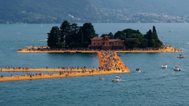 크리스토다 2016년 이탈리아 술차노의 이서오 호수 위에 설치한 ‘떠오르는 부두들’을 찾은 방문객들이 노란색 천을 밟으며 걷고 있다. EPA 자료사진 연합뉴스 