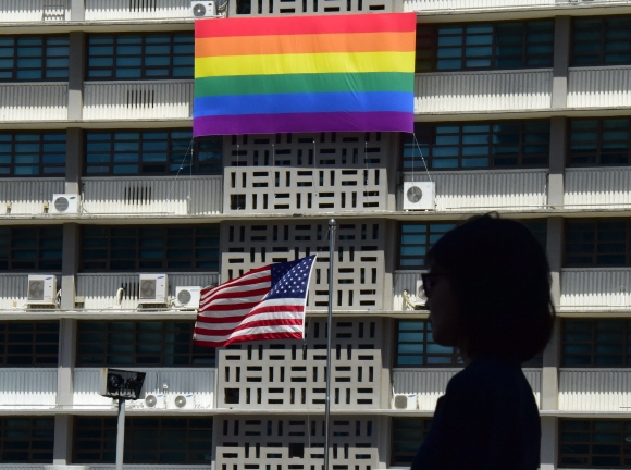 1일 서울 종로구 주한 미국대사관 외벽에 성소수자(LGBT)를 상징하는 ‘레인보우 배너’가 걸려 있다. 주한 미국대사관은 지난 2017년 이후 내년 6~7월 ‘성소수자 인권의 달’을 맞아 그들의 인권을 지지한다는 의미에서 무지개 깃발을 걸어왔다.  2020.6.1.   이종원 선임기자 jongwon@seoul.co.kr