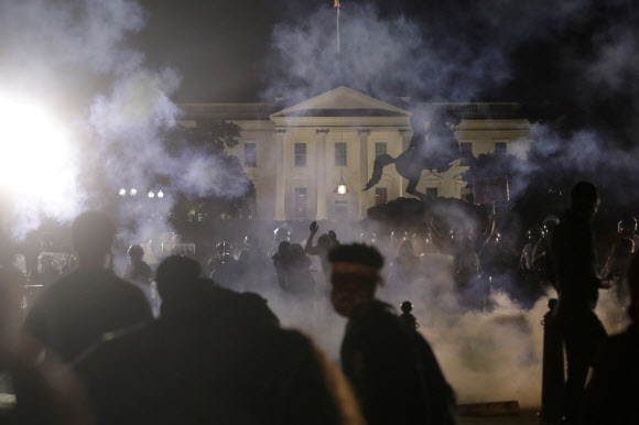 백악관 앞 전쟁터 방불