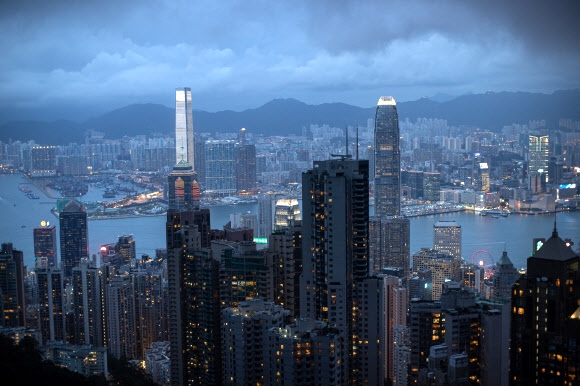 1일 중국 홍콩의 빅토리아 하버가 내려다보이는 전망대에서 구룡과 홍콩 섬의 마천루가 위용을 뽐내고 있다. 홍콩 EPA 연합뉴스
