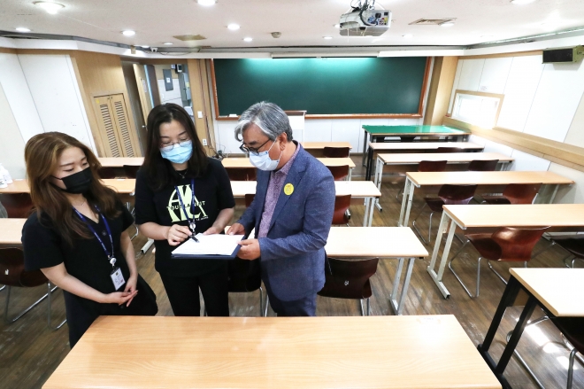 1일 오후 서울 노원구의 한 보습학원에서 서울북부교육청 관계자들이 신종 코로나바이러스 감염증(코로나19) 관련 학원 방역수칙 이행 여부를 점검하고 있다. 2020.6.1 뉴스1