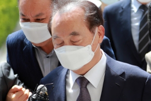 오거돈 유치장서 답답함 호소…잠시 병원 외출