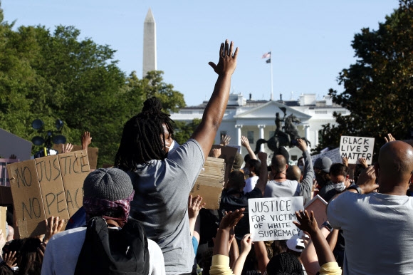 백악관 인근 공원에 몰려든 ‘흑인사망’ 시위대