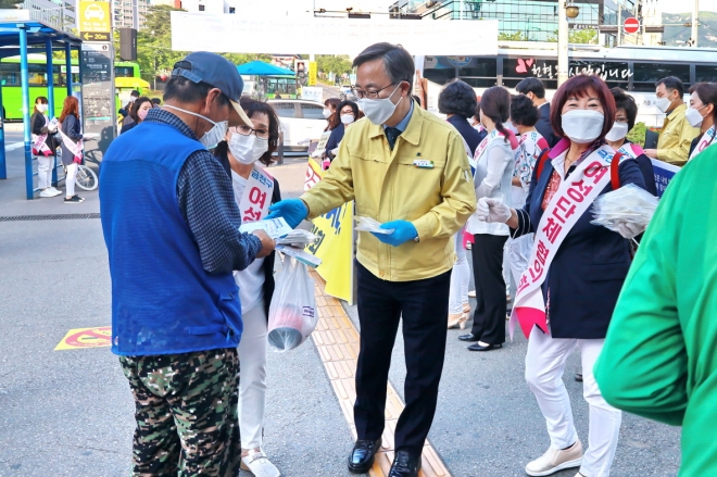유성훈 금천구청장이 지난달 27일 금천구청역에서 주민들에게 면마스크를 나눠주고 있다.  금천구 제공 　