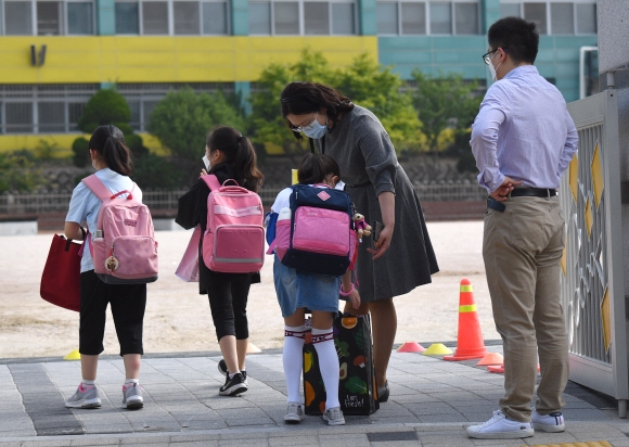 3일 서울 월곡초등학교에서 초등학생들이 등교를 하고 있다. 2020.6.3 박지환기자 popocar@seoul.co.kr