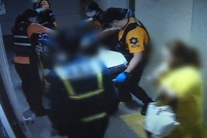 가방 바꿔가며 9살 아들 7시간 가두고 ‘외출’…비정한 계모