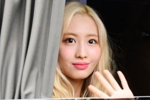 [포토] 트와이스 모모, 창 너머 ‘빼꼼 인사’