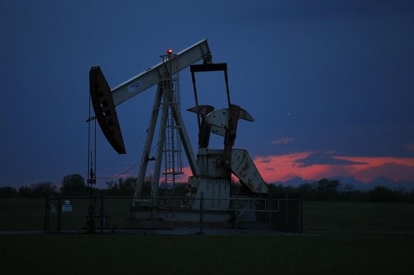 OPEC+가 이달 말까지인 원유감산 기간을 한 달 연장하기로 사실상 합의했다. 사진은 미국 오클라호마시티에 있는 원유 시추 시설. 오클라호마시티 AP 연합뉴스