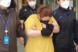 가방 속 아이 “숨 못 쉰다” 호소에도… 의붓엄마, 그 위 올라타 뛰었다