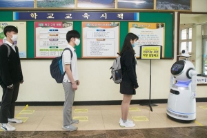학교에 나타난 AI 로봇… “마스크 착용하세요”