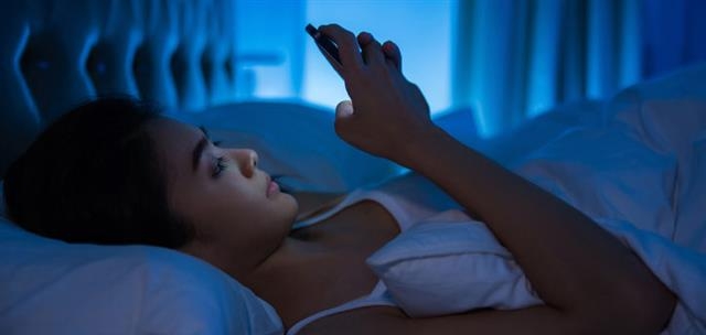 3주 이상, 잠들기 전 2시간 이상 스마트폰의 청색광에 노출될 경우 불면증과 함께 우울증에 시달릴 수 있다는 연구 결과가 발표됐다. 픽사베이 제공