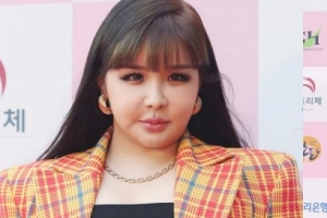 박봄, 셔터가 절로 눌러지는 존재감 ‘인형 각선미’