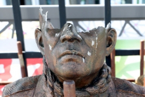 [포토] ‘처참한’ 전두환 치욕 동상, 시민들 매질에 파손