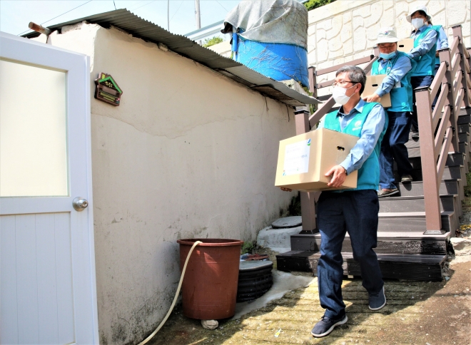 GS칼텍스 여수공장 임직원들이 4일 여수지역 결식 우려 어르신 가정을 방문해 구호식품이 담긴 ‘에너지박스’ 300개를 전달했다.