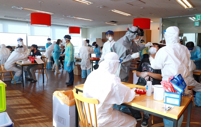 지난 3일 서울 금천구 가산동 대성디폴리스 지식산업센터에 마련된 출장 선별진료소에서 의료진들이 근무자를 대상으로 코로나19 검사를 실시하고 있다. 금천구 제공