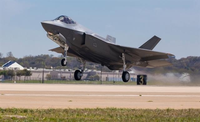 한국 공군의 F35A 1호기가 미국 텍사스주 포트워스 록히드마틴사 최종 조립공장에서 열린 출고행사에서 시험비행을 위해 이륙하고 있다. AFP 연합뉴스