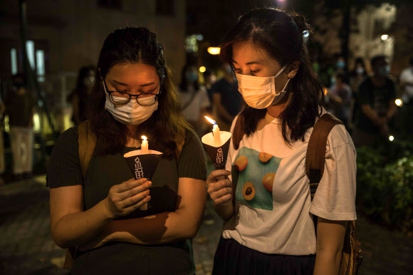 홍콩의 젊은 여성들이 촛불을 들고 톈안먼 31주년을 추모하고 있다.-홍콩 AFP 연합뉴스 