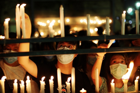 촛불을 밝히는 시민들-EPA 연합뉴스