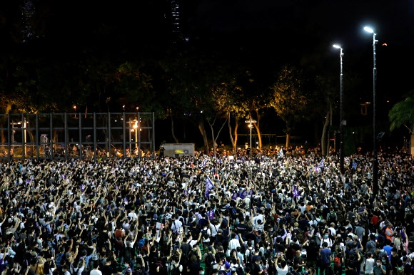 더욱 거세진 시위 열기-로이터 연합뉴스