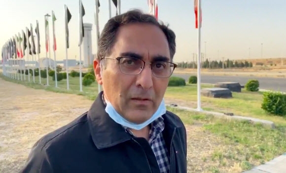 미국에 억류됐다가 석방돼 추방된 이란 과학자 시루스 아스가리가 지난 3일(현지시간) 테헤란의 이맘호메이니 국제공항에 도착한 뒤 관영 IRIB TV와 인터뷰를 하고 있다. 방송은 인터뷰를 다음날 방영했다. 　IRIB TV 영상 캡처 EPA 연합뉴스