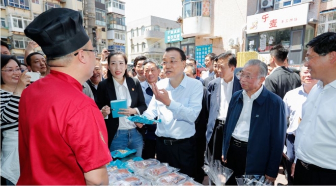 리커창(가운데) 중국 총리가 지난 1일 중국 산둥성 옌타이시 노점을 찾아 노점상의 애로사항을 듣고 있다. 중국정부망 캡처