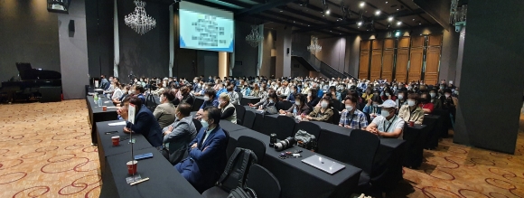 암호화폐 투자설명회 참석자들 지난 2일 서울시내 한 대형 호텔에서 열린 암호화폐 관련 투자 설명회에서 참석자들이 강연자의 설명을 경청하고 있다. 이날 설명회에는 코로나19에 대한 우려에도 불구하고 300여명의 참석자가 몰려 성황을 이뤘다.