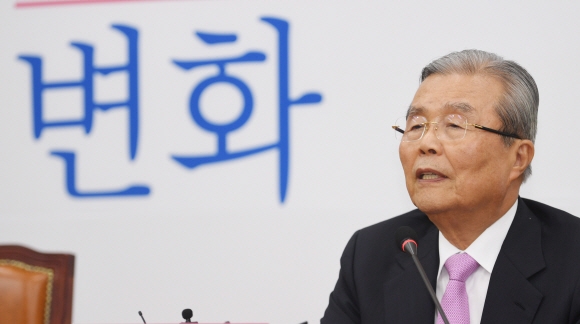 기본소득 설명하는 김종인 통합당 비대위원장