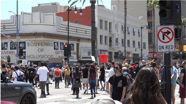 지난 3일 오후 미국 캘리포니아주 할리우드에서 벌어진 평화 시위 모습. 지성운씨 제공