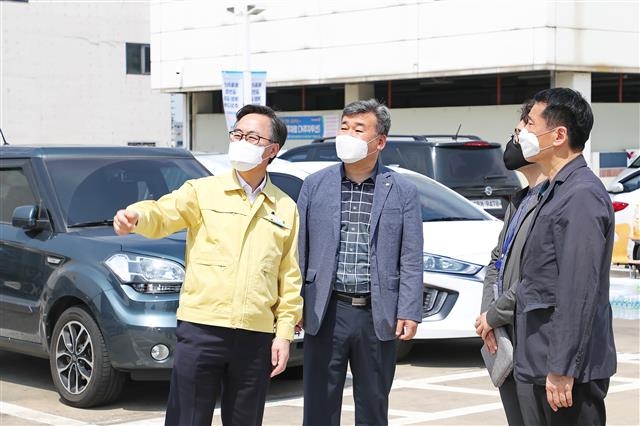 유성훈(왼쪽) 구청장이 금천구 독산1동에 있는 홈플러스 금천점 주차장을 둘러보고 있다. 금천구는 전국 최초로 민간주차장을 전일제로 개방해 인근 주민들이 편안하게 사용할 수 있도록 했다. 금천구 제공