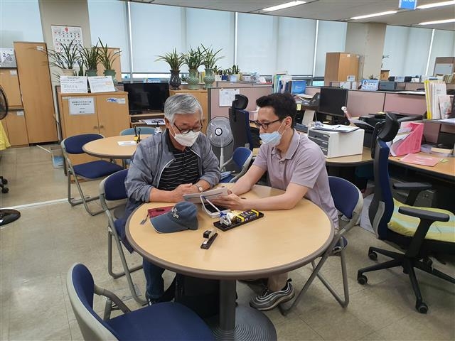 지난 5일 한 임대인(왼쪽)이 임대차 계약기간 만기 3개월 전 문자를 받고 서울 성동구청을 찾아가 관계자로부터 설명을 듣고 있다. 성동구 제공