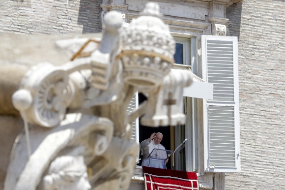 7일(현지시간) 바티칸 베드로광장에서 주일 삼종기도 훈화를 주례하는 프란치스코 교황. AP통신