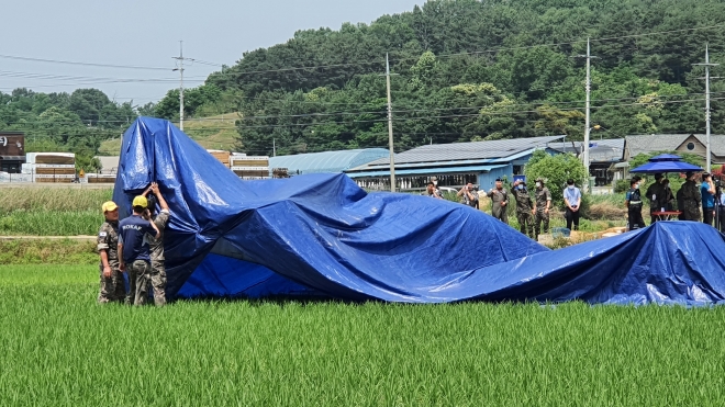 8일 오전 9시26분쯤 공사 훈련기가 논바닥에 비상착륙한 청주시 남일면 현장.