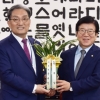 [서울포토]노영민 비서실장, 박병석 의장에게 대통령 화환 전달