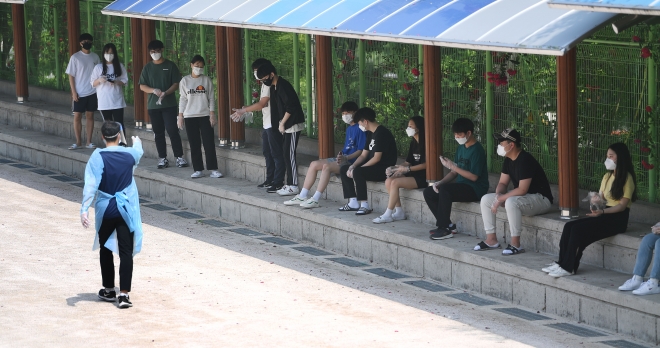 8일 서울 중랑구 원묵고등학교에 마련된 선별진료소에서 이 학교 학생, 교직원들이 코로나 19 검사를 받기 위해 차례를 기다리고 있다. 오장환 기자 5zzang@seoul.co.kr