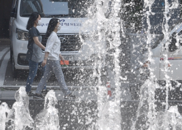 무더운 초여름 날씨를 보인 8일 서울 청계천에서 시민들이 더위를 식히고 있다. 2020.6.8 박지환기자 popocar@seoul.co.kr