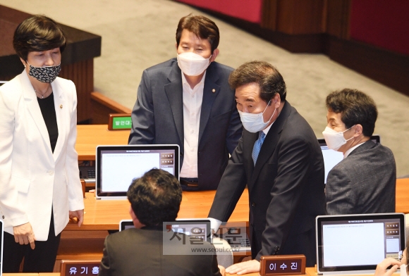 제21대 국회 전반기 상임위원장 선출 법정 시한인 8일 열린 국회 본회의에서 이낙연 의원이 동료의원들과 대화를 하고 있다. 2020.6.8 김명국 선임기자 daunso@seoul.co.kr