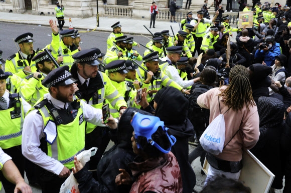 7일(현지시간) 영국 런던에서 미국 백인 경찰의 과잉 진압으로 흑인 조지 플로이드가 사망한 사건에 항의하는 시위대와 경찰이 충돌하고 있다. AP 연합뉴스