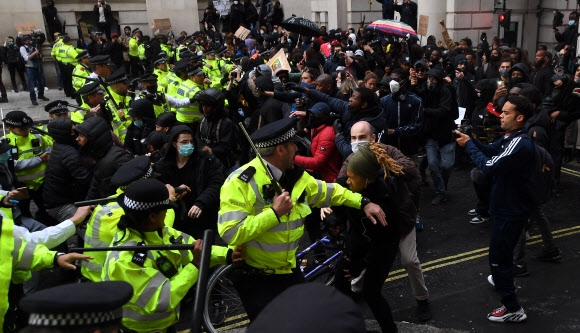 7일(현지시간) 영국 런던에서 미국 백인 경찰의 과잉 진압으로 흑인 조지 플로이드가 사망한 사건에 항의하는 시위대와 경찰이 충돌하고 있다. EPA 연합뉴스